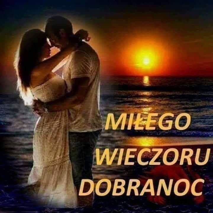 Zakochani przy zachodzie słońca miłego wieczoru